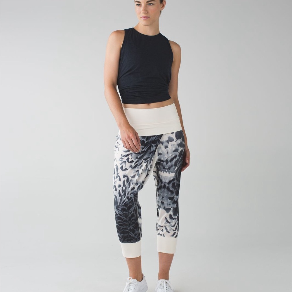 Lululemon Dance To Yoga Pant
Pretty Plume Angel Wing Black / Angel Wing